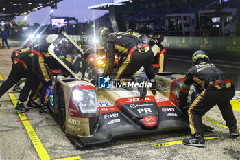 2023-06-10 - 28 HEINEMEIER HANSSON David (dnk), FITTIPALDI Pietro (bra), RASMUSSEN Oliver (dnk), JOTA, Oreca 07 - Gibson, action pitlane at night during the 24 Hours of Le Mans 2023 on the Circuit des 24 Heures du Mans from June 10 to 11, 2023 in Le Mans, France - AUTO - LE MANS 2023 - PART 2 - ENDURANCE - MOTORS