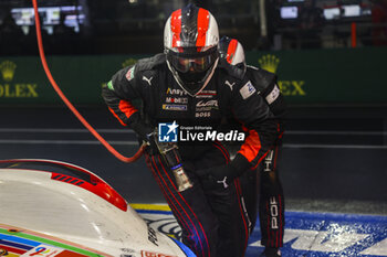 2023-06-10 - mechanic, mecanicien during a pitstop in the pitlane by night during the 24 Hours of Le Mans 2023 on the Circuit des 24 Heures du Mans from June 10 to 11, 2023 in Le Mans, France - AUTO - LE MANS 2023 - PART 2 - ENDURANCE - MOTORS