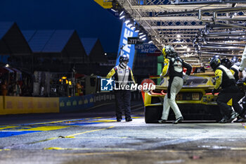 2023-06-10 - 33 KEATING Ben (usa), VARRONE Nicolas (arg), CATSBURG Nicky (nld), Corvette Racing, Chevrolet Corvette C8.R, action pitlane by night during the 24 Hours of Le Mans 2023 on the Circuit des 24 Heures du Mans from June 10 to 11, 2023 in Le Mans, France - AUTO - LE MANS 2023 - PART 2 - ENDURANCE - MOTORS