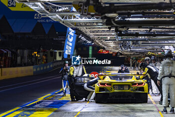 2023-06-10 - 33 KEATING Ben (usa), VARRONE Nicolas (arg), CATSBURG Nicky (nld), Corvette Racing, Chevrolet Corvette C8.R, action pitlane by night during the 24 Hours of Le Mans 2023 on the Circuit des 24 Heures du Mans from June 10 to 11, 2023 in Le Mans, France - AUTO - LE MANS 2023 - PART 2 - ENDURANCE - MOTORS