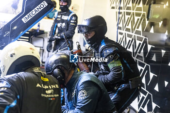 2023-06-11 - 35 NEGRAO André (bra), ROJAS Memo (mex), CALDWELL Oliver (gbr), Alpine Elf Team, Oreca 07 - Gibson, after a crash, accident in the garage, box with mechanic, mecanicien during the 24 Hours of Le Mans 2023 on the Circuit des 24 Heures du Mans from June 10 to 11, 2023 in Le Mans, France - AUTO - LE MANS 2023 - PART 2 - ENDURANCE - MOTORS