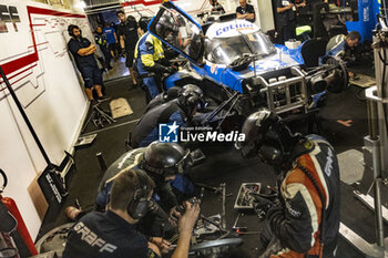 2023-06-11 - 39 LACORTE Roberto (ita), VAN DER GARDE Giedo (nld), PILET Patrick (fra), Graff Racing, Oreca 07 - Gibson, after a crash, accident in the garage, box with mechanic, mecanicien during the 24 Hours of Le Mans 2023 on the Circuit des 24 Heures du Mans from June 10 to 11, 2023 in Le Mans, France - AUTO - LE MANS 2023 - PART 2 - ENDURANCE - MOTORS