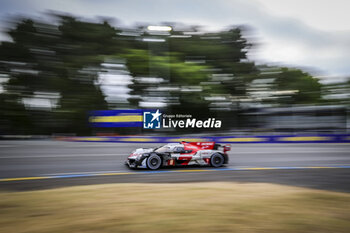 2023-06-11 - 08 BUEMI Sébastien (swi), HARTLEY Brendon (nzl), HIRAKAWA Ryo (jpn), Toyota Gazoo Racing, Toyota GR010 - Hybrid, action during the 24 Hours of Le Mans 2023 on the Circuit des 24 Heures du Mans from June 10 to 11, 2023 in Le Mans, France - AUTO - LE MANS 2023 - PART 2 - ENDURANCE - MOTORS