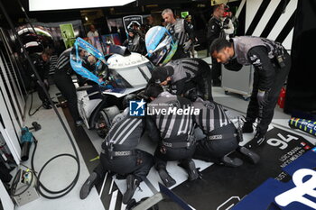 2023-06-11 - Mechanics working on the 94 DUVAL Loic (fra), MENEZES Gustavo (usa), MULLER Nico (swi), Peugeot TotalEnergies, Peugeot 9x8, action in the garage during the 24 Hours of Le Mans 2023 on the Circuit des 24 Heures du Mans from June 10 to 11, 2023 in Le Mans, France - AUTO - LE MANS 2023 - PART 2 - ENDURANCE - MOTORS