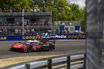 2023-06-11 - 311 DERANI Luis Felipe (bra), SIMS Alexander (gbr), AITKEN Jack (gbr), Action Express Racing, Cadillac V-Series.R, action during the 24 Hours of Le Mans 2023 on the Circuit des 24 Heures du Mans from June 10 to 11, 2023 in Le Mans, France - AUTO - LE MANS 2023 - PART 2 - ENDURANCE - MOTORS