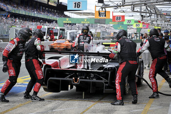 2023-06-11 - Pit stop, crash, accident, 08 BUEMI Sébastien (swi), HARTLEY Brendon (nzl), HIRAKAWA Ryo (jpn), Toyota Gazoo Racing, Toyota GR010 - Hybrid, action during the 24 Hours of Le Mans 2023 on the Circuit des 24 Heures du Mans from June 10 to 11, 2023 in Le Mans, France - AUTO - LE MANS 2023 - PART 2 - ENDURANCE - MOTORS