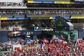 2023-06-11 - ambiance podium crowd, foule, fans, during the podium of the 24 Hours of Le Mans 2023 on the Circuit des 24 Heures du Mans on June 11, 2023 in Le Mans, France - AUTO - LE MANS 2023 - PODIUM - ENDURANCE - MOTORS