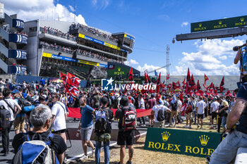 2023-06-11 - Crowd at the end of the race during the podium of the 24 Hours of Le Mans 2023 on the Circuit des 24 Heures du Mans on June 11, 2023 in Le Mans, France - AUTO - LE MANS 2023 - PODIUM - ENDURANCE - MOTORS
