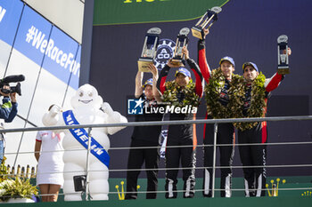 2023-06-11 - 08 BUEMI Sébastien (swi), HARTLEY Brendon (nzl), HIRAKAWA Ryo (jpn), Toyota Gazoo Racing, Toyota GR010 - Hybrid, ambiance during the podium of the 24 Hours of Le Mans 2023 on the Circuit des 24 Heures du Mans on June 11, 2023 in Le Mans, France - AUTO - LE MANS 2023 - PODIUM - ENDURANCE - MOTORS