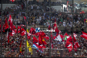 2023-06-11 - spectators, fans during the podium of the 24 Hours of Le Mans 2023 on the Circuit des 24 Heures du Mans on June 11, 2023 in Le Mans, France - AUTO - LE MANS 2023 - PODIUM - ENDURANCE - MOTORS
