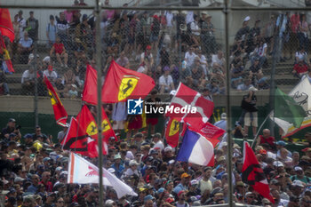 2023-06-11 - spectators, fans during the podium of the 24 Hours of Le Mans 2023 on the Circuit des 24 Heures du Mans on June 11, 2023 in Le Mans, France - AUTO - LE MANS 2023 - PODIUM - ENDURANCE - MOTORS