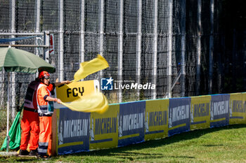 2023-07-07 - commissaire, marshall, drapeaux, flag FCY, during the 6 Hours of Monza 2023, 3rd round of the 2023 FIA World Endurance Championship, from July 7 to 9, 2023 on the Autodrome Nazionale di Monza, in Monza, Italy - AUTO - FIA WEC - 6 HOURS OF MONZA 2023 - ENDURANCE - MOTORS