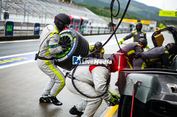 2023-09-08 - 04 VAUTIER Tristan (fra), GUERRIERI Esteban (arg), DE OLIVEIRA Joao Paulo (bra), Flyod Vanwall Racing Team, Vanwall Vandervell 680, action pitstop during the 6 Hours of Fuji 2023, 6th round of the 2023 FIA World Endurance Championship, from September 7 to 10, 2023 on the Fuji Speedway, in Oyama, Japan - AUTO - FIA WEC - 6 HOURS OF FUJI 2023 - ENDURANCE - MOTORS