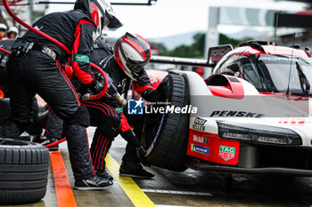2023-09-08 - 05 CAMERON Dane (usa), CHRISTENSEN Michael (dnk), MAKOWIECKI Frédéric (fra), Porsche Penske Motorsport, Porsche 963, action pitstop during the 6 Hours of Fuji 2023, 6th round of the 2023 FIA World Endurance Championship, from September 7 to 10, 2023 on the Fuji Speedway, in Oyama, Japan - AUTO - FIA WEC - 6 HOURS OF FUJI 2023 - ENDURANCE - MOTORS