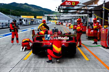 2023-09-08 - Ferrari AF Corse, Ferrari 499P, mechanic, mecanicien pitlane during the 6 Hours of Fuji 2023, 6th round of the 2023 FIA World Endurance Championship, from September 7 to 10, 2023 on the Fuji Speedway, in Oyama, Japan - AUTO - FIA WEC - 6 HOURS OF FUJI 2023 - ENDURANCE - MOTORS