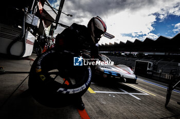 2023-09-08 - michelin, tyre, pneu, mechanic, mecanicien, Porsche Penske Motorsport, Porsche 963, during the 6 Hours of Fuji 2023, 6th round of the 2023 FIA World Endurance Championship, from September 7 to 10, 2023 on the Fuji Speedway, in Oyama, Japan - AUTO - FIA WEC - 6 HOURS OF FUJI 2023 - ENDURANCE - MOTORS