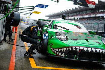 2023-09-09 - 56 HYETT PJ (usa), JEANNETTE Gunnar (usa), CAIROLI Matteo (ia), Project 1 - AO, Porsche 911 RSR - 19, action pitstop during the 6 Hours of Fuji 2023, 6th round of the 2023 FIA World Endurance Championship, from September 7 to 10, 2023 on the Fuji Speedway, in Oyama, Japan - AUTO - FIA WEC - 6 HOURS OF FUJI 2023 - ENDURANCE - MOTORS