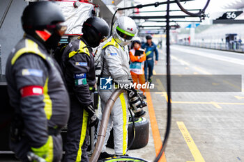 2023-09-09 - 04 VAUTIER Tristan (fra), GUERRIERI Esteban (arg), DE OLIVEIRA Joao Paulo (bra), Flyod Vanwall Racing Team, Vanwall Vandervell 680, mechanic, mecanicien during the 6 Hours of Fuji 2023, 6th round of the 2023 FIA World Endurance Championship, from September 7 to 10, 2023 on the Fuji Speedway, in Oyama, Japan - AUTO - FIA WEC - 6 HOURS OF FUJI 2023 - ENDURANCE - MOTORS