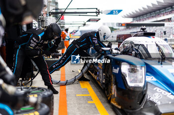 2023-09-10 - 36 VAXIVIERE Matthieu (fra), CANAL Julien (fra), MILESI Charles (fra), Alpine Elf Team, Oreca 07 - Gibson, mechanic, mecanicien during the 6 Hours of Fuji 2023, 6th round of the 2023 FIA World Endurance Championship, from September 7 to 10, 2023 on the Fuji Speedway, in Oyama, Japan - AUTO - FIA WEC - 6 HOURS OF FUJI 2023 - ENDURANCE - MOTORS