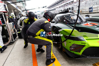 2023-09-10 - 04 VAUTIER Tristan (fra), GUERRIERI Esteban (arg), DE OLIVEIRA Joao Paulo (bra), Flyod Vanwall Racing Team, Vanwall Vandervell 680, mechanic, mecanicien during the 6 Hours of Fuji 2023, 6th round of the 2023 FIA World Endurance Championship, from September 7 to 10, 2023 on the Fuji Speedway, in Oyama, Japan - AUTO - FIA WEC - 6 HOURS OF FUJI 2023 - ENDURANCE - MOTORS