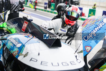 2023-11-02 - DUVAL Loic (fra), Peugeot TotalEnergies Hybrid 9X8 Hypercar, portrait during the Bapco Energies WEC 8 Hours of Bahrain 2023, 7th round of the 2023 FIA World Endurance Championship, from November 1 to 4, 2023 on the Bahrain International Circuit, in Sakhir, Bahrain - AUTO - FIA WEC - 8 HOURS OF BAHRAIN 2023 - ENDURANCE - MOTORS