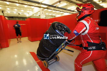 2023-11-02 - mechanic, mecanicien AF Corse, Ferrari 488 GTE Evo, michelin, tyres, pneus, pitlane during the Bapco Energies WEC 8 Hours of Bahrain 2023, 7th round of the 2023 FIA World Endurance Championship, from November 1 to 4, 2023 on the Bahrain International Circuit, in Sakhir, Bahrain - AUTO - FIA WEC - 8 HOURS OF BAHRAIN 2023 - ENDURANCE - MOTORS