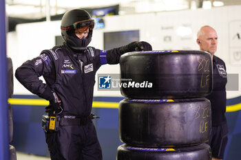 2023-11-02 - mechanic, mecanicien, michelin, tyre, pneu, during the Bapco Energies WEC 8 Hours of Bahrain 2023, 7th round of the 2023 FIA World Endurance Championship, from November 1 to 4, 2023 on the Bahrain International Circuit, in Sakhir, Bahrain - AUTO - FIA WEC - 8 HOURS OF BAHRAIN 2023 - ENDURANCE - MOTORS