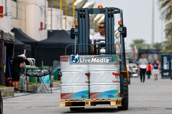 2023-11-02 - ambi , paddock, during the Bapco Energies WEC 8 Hours of Bahrain 2023, 7th round of the 2023 FIA World Endurance Championship, from November 1 to 4, 2023 on the Bahrain International Circuit, in Sakhir, Bahrain - AUTO - FIA WEC - 8 HOURS OF BAHRAIN 2023 - ENDURANCE - MOTORS