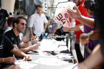 2023-11-04 - VERGNE Jean-Eric (fra), Peugeot TotalEnergies Hybrid 9X8 Hypercar, portrait AUTOGRAPH SESSION during the Bapco Energies WEC 8 Hours of Bahrain 2023, 7th round of the 2023 FIA World Endurance Championship, from November 1 to 4, 2023 on the Bahrain International Circuit, in Sakhir, Bahrain - AUTO - FIA WEC - 8 HOURS OF BAHRAIN 2023 - ENDURANCE - MOTORS