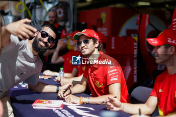 2023-11-04 - GIOVINAZZI Antonio (ita), Ferrari AF Corse, Ferrari 499P, portrait , AUTOGRAPH SESSION during the Bapco Energies WEC 8 Hours of Bahrain 2023, 7th round of the 2023 FIA World Endurance Championship, from November 1 to 4, 2023 on the Bahrain International Circuit, in Sakhir, Bahrain - AUTO - FIA WEC - 8 HOURS OF BAHRAIN 2023 - ENDURANCE - MOTORS