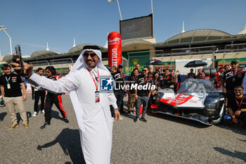 2023-11-04 - Toyota Gazoo Racing, Toyota GR010 - Hybrid, ambiance, starting grid, grille de depart during the Bapco Energies WEC 8 Hours of Bahrain 2023, 7th round of the 2023 FIA World Endurance Championship, from November 1 to 4, 2023 on the Bahrain International Circuit, in Sakhir, Bahrain - AUTO - FIA WEC - 8 HOURS OF BAHRAIN 2023 - ENDURANCE - MOTORS