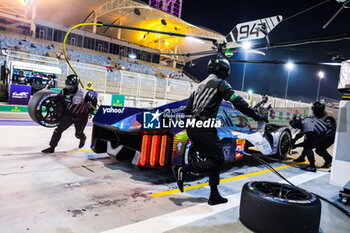 2023-11-04 - pitstop 94 DUVAL Loic (fra), MENEZES Gustavo (usa), MULLER Nico (swi), Peugeot TotalEnergies, Peugeot 9x8, action during the Bapco Energies WEC 8 Hours of Bahrain 2023, 7th round of the 2023 FIA World Endurance Championship, from November 1 to 4, 2023 on the Bahrain International Circuit, in Sakhir, Bahrain - AUTO - FIA WEC - 8 HOURS OF BAHRAIN 2023 - ENDURANCE - MOTORS