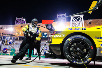 2023-11-04 - pitstop 33 KEATING Ben (usa), VARRONE Nicolas (arg), CATSBURG Nicky (nld), Corvette Racing, Chevrolet Corvette C8.R, action during the Bapco Energies WEC 8 Hours of Bahrain 2023, 7th round of the 2023 FIA World Endurance Championship, from November 1 to 4, 2023 on the Bahrain International Circuit, in Sakhir, Bahrain - AUTO - FIA WEC - 8 HOURS OF BAHRAIN 2023 - ENDURANCE - MOTORS