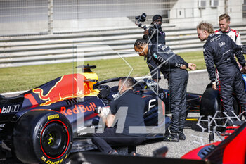 2023-02-23 - HAMILTON Lewis (gbr), Mercedes AMG F1 Team W14, portrait and BOTTAS Valtteri (fin), Alfa Romeo F1 Team Stake C43, portrait looking to the Red Bull Racing RB19 during the Formula 1 Armco pre-season testing 2023 of the 2023 FIA Formula One World Championship from February 23 to 25, 2023 on the Bahrain International Circuit, in Sakhir, Bahrain - F1 - PRE-SEASON TESTING 2023 - BAHRAIN - FORMULA 1 - MOTORS
