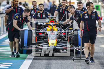2023-02-23 - Red Bull Racing RB19, pitlane during the Formula 1 Armco pre-season testing 2023 of the 2023 FIA Formula One World Championship from February 23 to 25, 2023 on the Bahrain International Circuit, in Sakhir, Bahrain - F1 - PRE-SEASON TESTING 2023 - BAHRAIN - FORMULA 1 - MOTORS