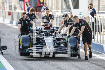2023-02-23 - Mercedes AMG F1 Team W14, pitlane during the Formula 1 Armco pre-season testing 2023 of the 2023 FIA Formula One World Championship from February 23 to 25, 2023 on the Bahrain International Circuit, in Sakhir, Bahrain - F1 - PRE-SEASON TESTING 2023 - BAHRAIN - FORMULA 1 - MOTORS