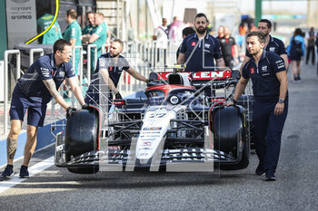 2023-02-23 - Scuderia AlphaTauri AT04, pitlane during the Formula 1 Armco pre-season testing 2023 of the 2023 FIA Formula One World Championship from February 23 to 25, 2023 on the Bahrain International Circuit, in Sakhir, Bahrain - F1 - PRE-SEASON TESTING 2023 - BAHRAIN - FORMULA 1 - MOTORS
