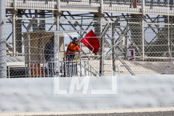 2023-02-23 - Red flag, drapeau during the Formula 1 Armco pre-season testing 2023 of the 2023 FIA Formula One World Championship from February 23 to 25, 2023 on the Bahrain International Circuit, in Sakhir, Bahrain - F1 - PRE-SEASON TESTING 2023 - BAHRAIN - FORMULA 1 - MOTORS