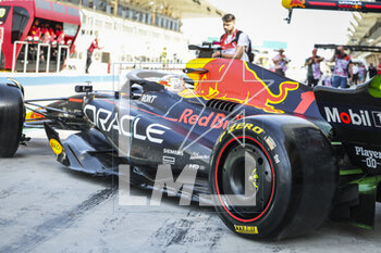 2023-02-23 - 01 VERSTAPPEN Max (nld), Red Bull Racing RB19, action, pitlane, during the Formula 1 Armco pre-season testing 2023 of the 2023 FIA Formula One World Championship from February 23 to 25, 2023 on the Bahrain International Circuit, in Sakhir, Bahrain - F1 - PRE-SEASON TESTING 2023 - BAHRAIN - FORMULA 1 - MOTORS