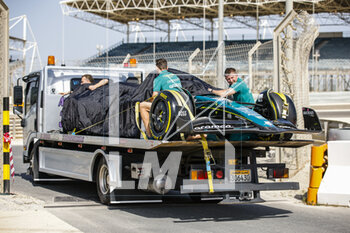 2023-02-23 - 34 DRUGOVICH Felipe (bra), Aston Martin F1 Team AMR23, action, technical issue during the Formula 1 Armco pre-season testing 2023 of the 2023 FIA Formula One World Championship from February 23 to 25, 2023 on the Bahrain International Circuit, in Sakhir, Bahrain - F1 - PRE-SEASON TESTING 2023 - BAHRAIN - FORMULA 1 - MOTORS