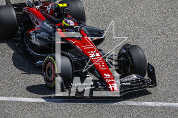 2023-02-23 - 24 ZHOU Guanyu (chi), Alfa Romeo F1 Team Stake C43, action during the Formula 1 Armco pre-season testing 2023 of the 2023 FIA Formula One World Championship from February 23 to 25, 2023 on the Bahrain International Circuit, in Sakhir, Bahrain - F1 - PRE-SEASON TESTING 2023 - BAHRAIN - FORMULA 1 - MOTORS