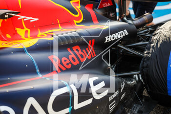 2023-02-23 - Technical details of the sidepod and engine cover and rear suspension of the Red Bull Racing RB19, during the Formula 1 Armco pre-season testing 2023 of the 2023 FIA Formula One World Championship from February 23 to 25, 2023 on the Bahrain International Circuit, in Sakhir, Bahrain - F1 - PRE-SEASON TESTING 2023 - BAHRAIN - FORMULA 1 - MOTORS