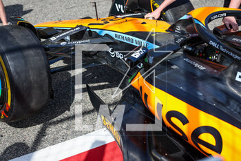 2023-02-23 - Technical details of the McLaren F1 Team MCL60, suspension and sidepod during the Formula 1 Armco pre-season testing 2023 of the 2023 FIA Formula One World Championship from February 23 to 25, 2023 on the Bahrain International Circuit, in Sakhir, Bahrain - F1 - PRE-SEASON TESTING 2023 - BAHRAIN - FORMULA 1 - MOTORS