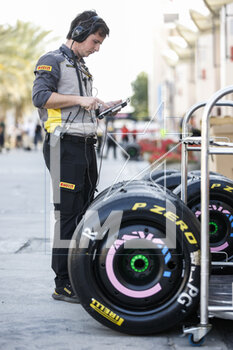 2023-02-23 - Pirelli engineer during the Formula 1 Armco pre-season testing 2023 of the 2023 FIA Formula One World Championship from February 23 to 25, 2023 on the Bahrain International Circuit, in Sakhir, Bahrain - F1 - PRE-SEASON TESTING 2023 - BAHRAIN - FORMULA 1 - MOTORS