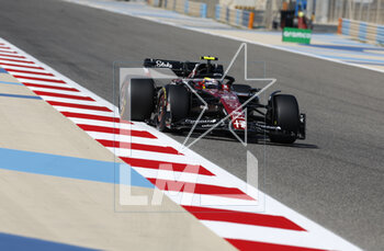 2023-02-23 - 24 ZHOU Guanyu (chi), Alfa Romeo F1 Team Stake C43, action during the Formula 1 Armco pre-season testing 2023 of the 2023 FIA Formula One World Championship from February 23 to 25, 2023 on the Bahrain International Circuit, in Sakhir, Bahrain - F1 - PRE-SEASON TESTING 2023 - BAHRAIN - FORMULA 1 - MOTORS
