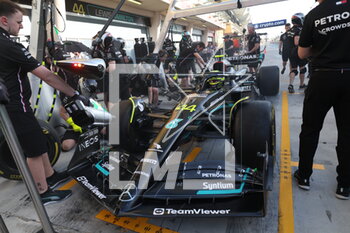 2023-02-23 - 44 HAMILTON Lewis (gbr), Mercedes AMG F1 Team W14, box during the Formula 1 Armco pre-season testing 2023 of the 2023 FIA Formula One World Championship from February 23 to 25, 2023 on the Bahrain International Circuit, in Sakhir, Bahrain - F1 - PRE-SEASON TESTING 2023 - BAHRAIN - FORMULA 1 - MOTORS