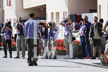 2023-02-24 - HAMILTON Lewis (gbr), Mercedes AMG F1 Team W14, portrait walking to the legend Floorent Goden in front of photographers, media during the Formula 1 Aramco pre-season testing 2023 of the 2023 FIA Formula One World Championship from February 23 to 25, 2023 on the Bahrain International Circuit, in Sakhir, Bahrain - F1 - PRE-SEASON TESTING 2023 - BAHRAIN - FORMULA 1 - MOTORS