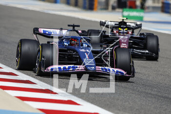 2023-02-24 - 31 OCON Esteban (fra), Alpine F1 Team A523, action 24 ZHOU Guanyu (chi), Alfa Romeo F1 Team Stake C43, action during the Formula 1 Aramco pre-season testing 2023 of the 2023 FIA Formula One World Championship from February 23 to 25, 2023 on the Bahrain International Circuit, in Sakhir, Bahrain - F1 - PRE-SEASON TESTING 2023 - BAHRAIN - FORMULA 1 - MOTORS