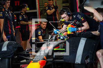 2023-02-24 - 11 PEREZ Sergio (mex), Red Bull Racing RB19, mechanic applying flow-viz paint on the suspension on the car, during the Formula 1 Aramco pre-season testing 2023 of the 2023 FIA Formula One World Championship from February 23 to 25, 2023 on the Bahrain International Circuit, in Sakhir, Bahrain - F1 - PRE-SEASON TESTING 2023 - BAHRAIN - FORMULA 1 - MOTORS