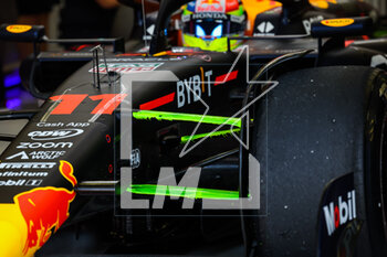 2023-02-24 - 11 PEREZ Sergio (mex), Red Bull Racing RB19, mechanic applying flow-viz paint on the suspension on the car, during the Formula 1 Aramco pre-season testing 2023 of the 2023 FIA Formula One World Championship from February 23 to 25, 2023 on the Bahrain International Circuit, in Sakhir, Bahrain - F1 - PRE-SEASON TESTING 2023 - BAHRAIN - FORMULA 1 - MOTORS